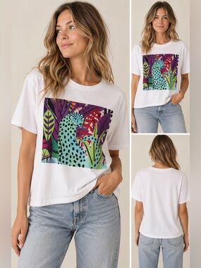 ITOO Italy White Short Sleeve Graphic Tee with Teal Leopard Print